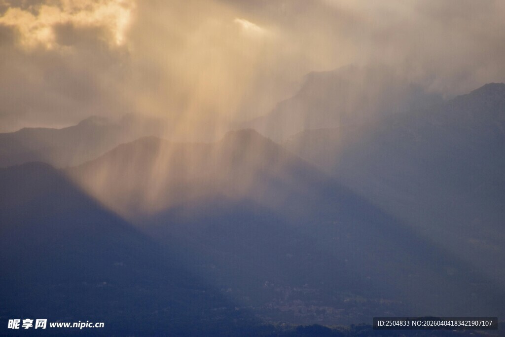山间光束穿透云雾美景