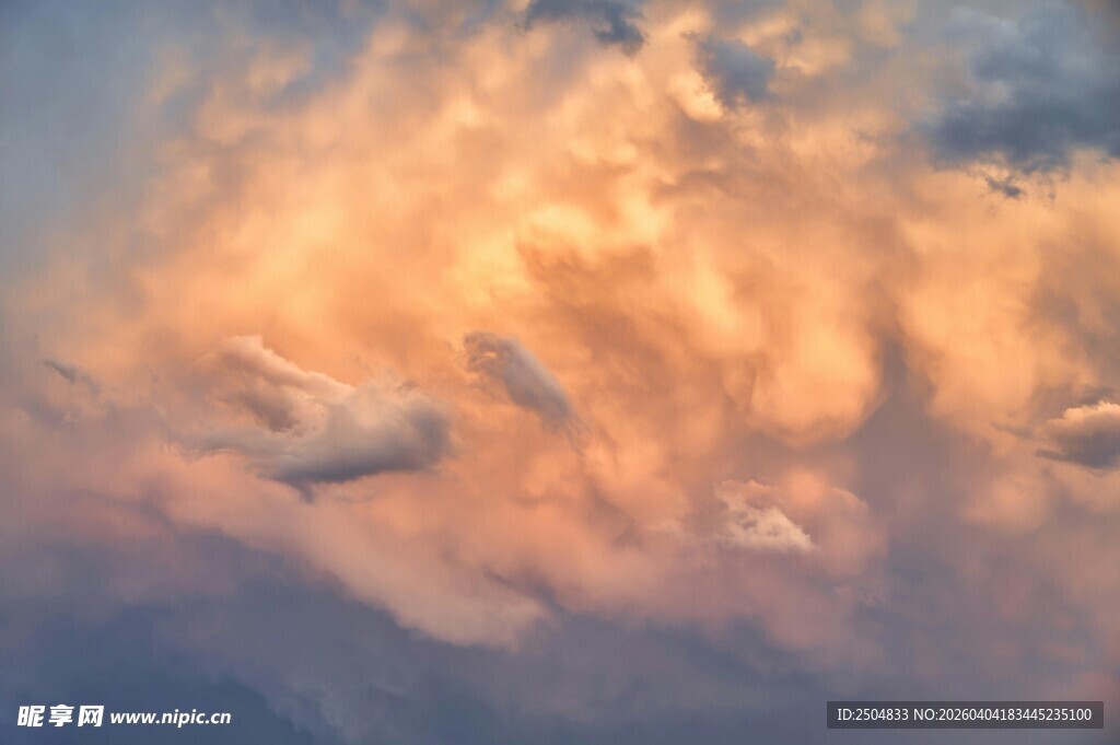 绚丽天空中梦幻色彩云朵