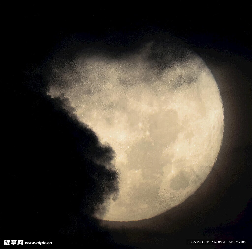 夜空中朦胧的满月