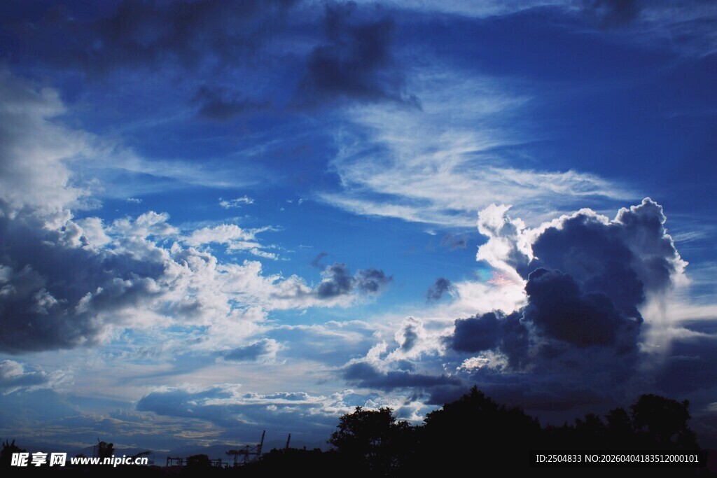 壮丽天空下的云朵景观