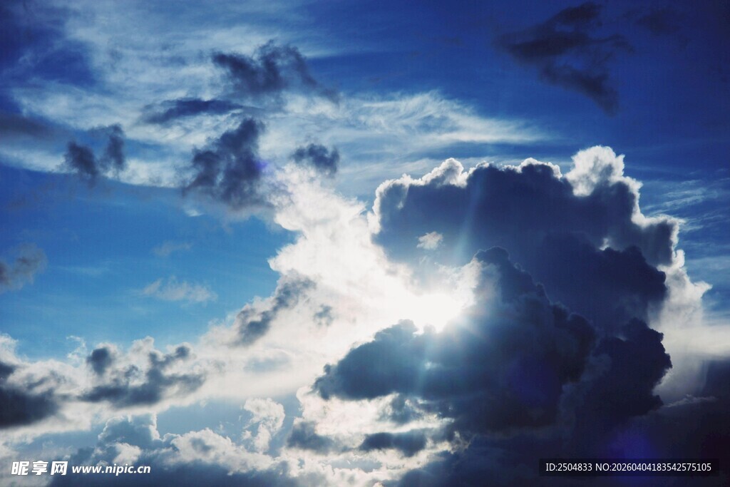 蓝天之上的壮丽云朵景观