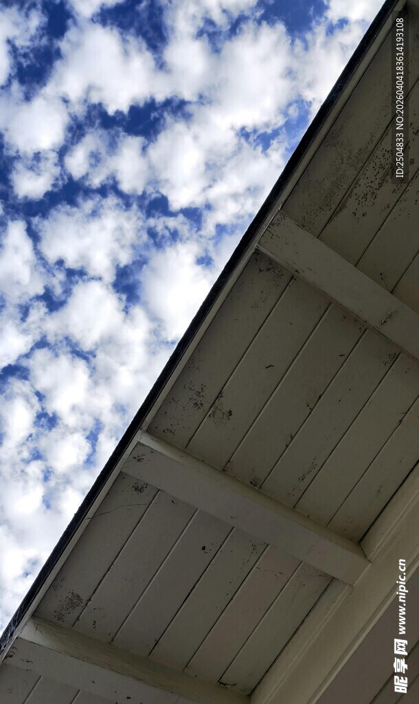 屋檐下的蓝天白云