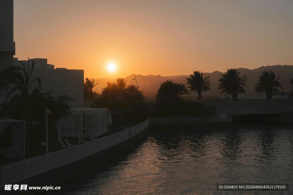 夕阳下的水边景致