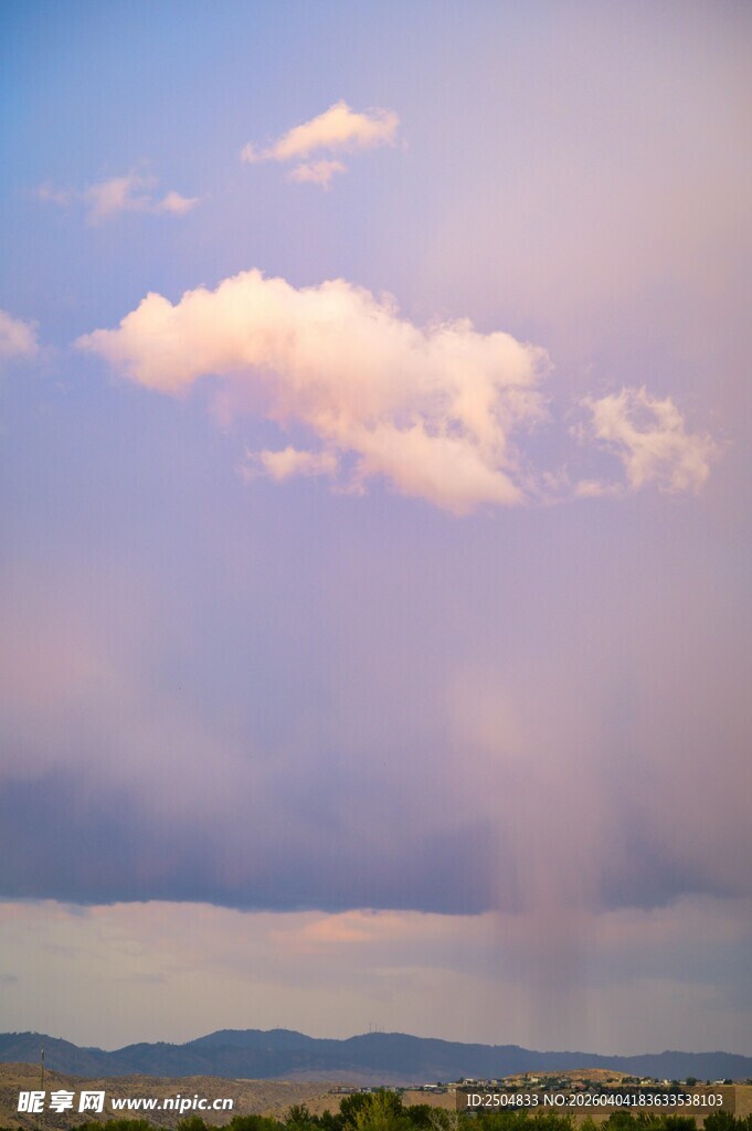 天边彩云与朦胧远山