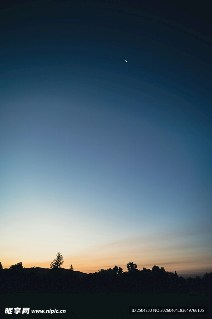 黄昏时分的天际轮廓