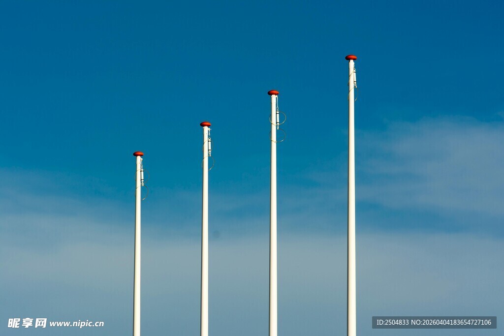 蓝天中的高耸旗杆