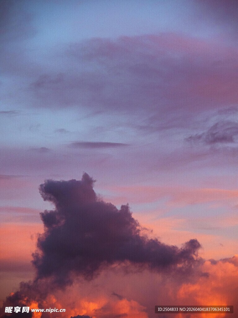 壮丽晚霞中的奇幻云朵