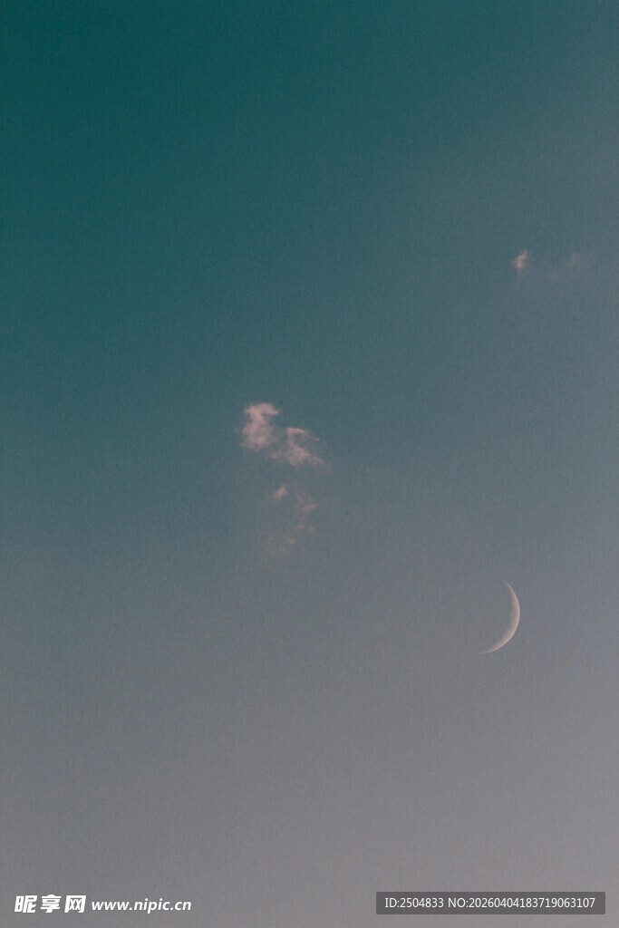 天空中的云朵与月牙