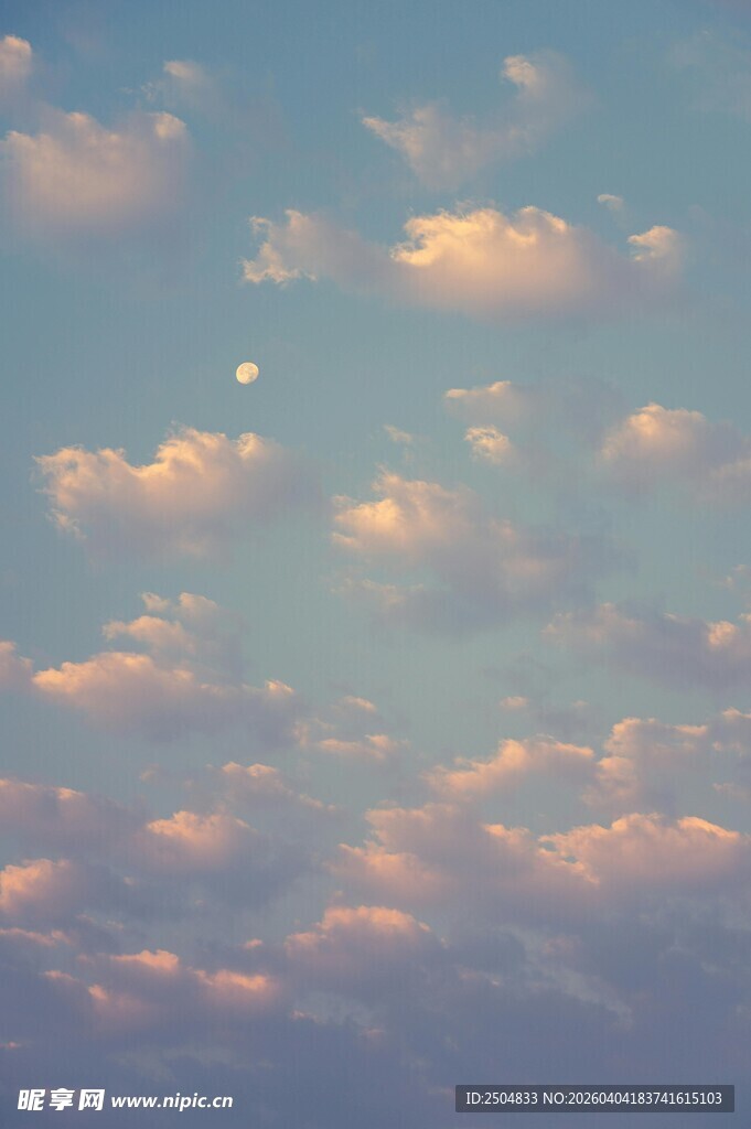 梦幻天空中的轻柔云朵