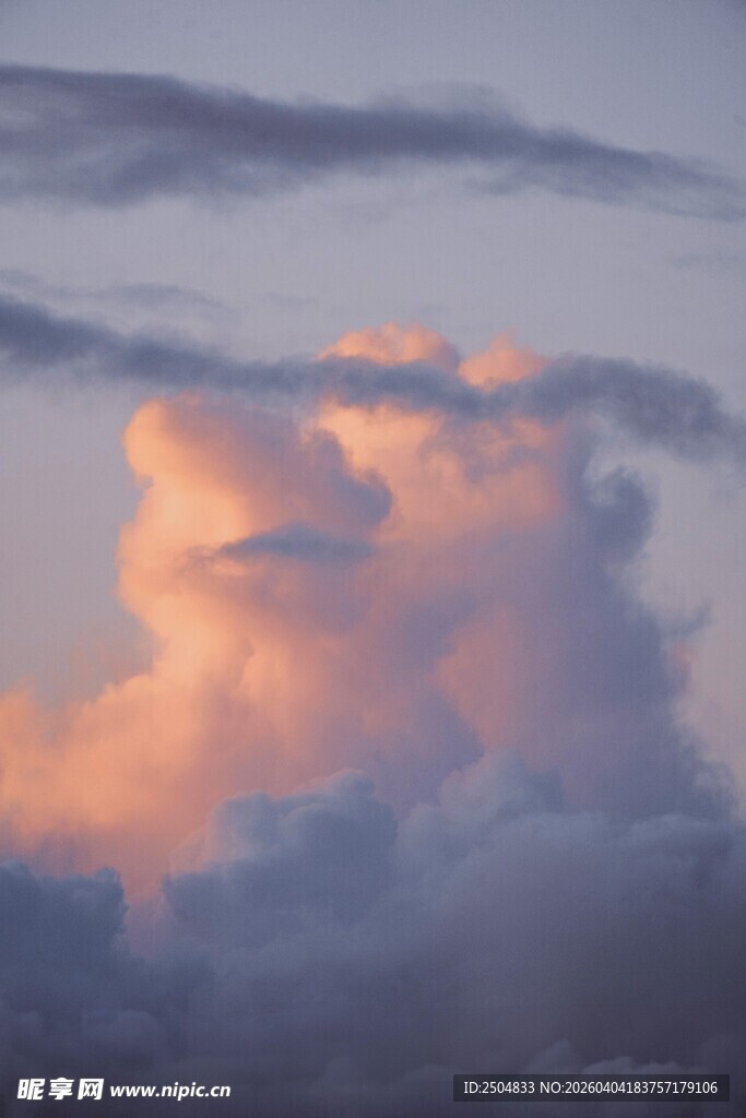 梦幻晚霞中的壮丽云朵