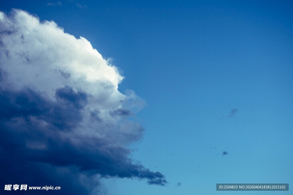 蓝天中厚重的积雨云