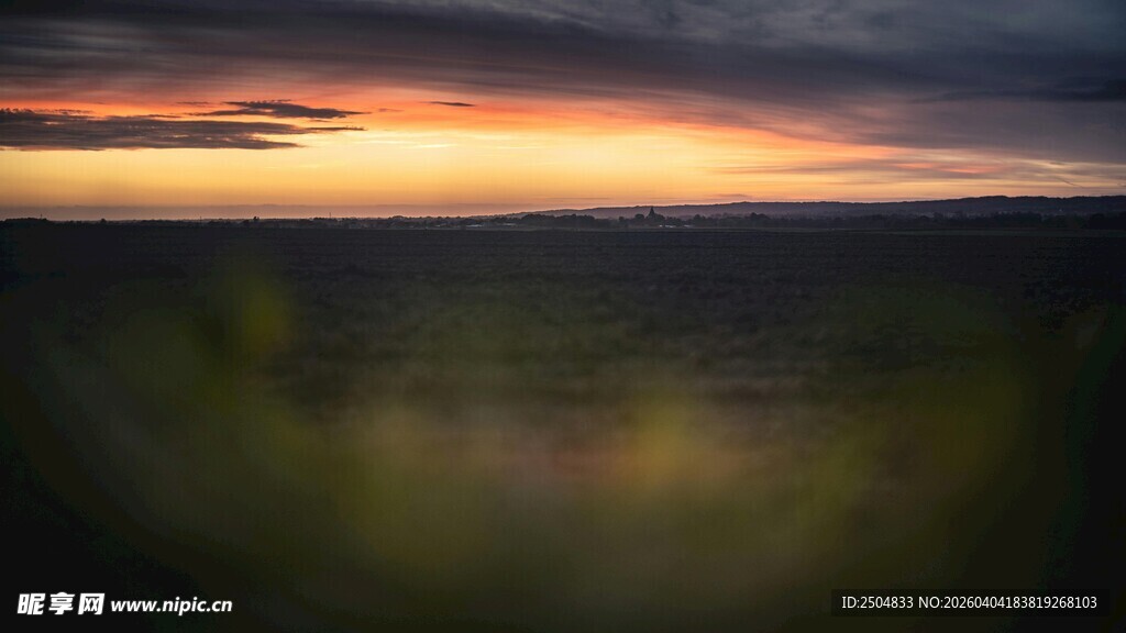 黄昏下的开阔原野景色