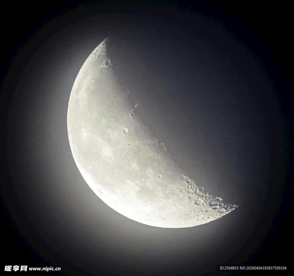 弯弯新月悬于夜空