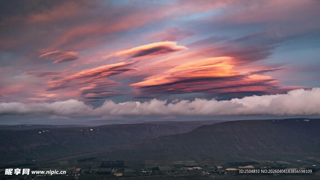 绚丽晚霞下的山峦景色