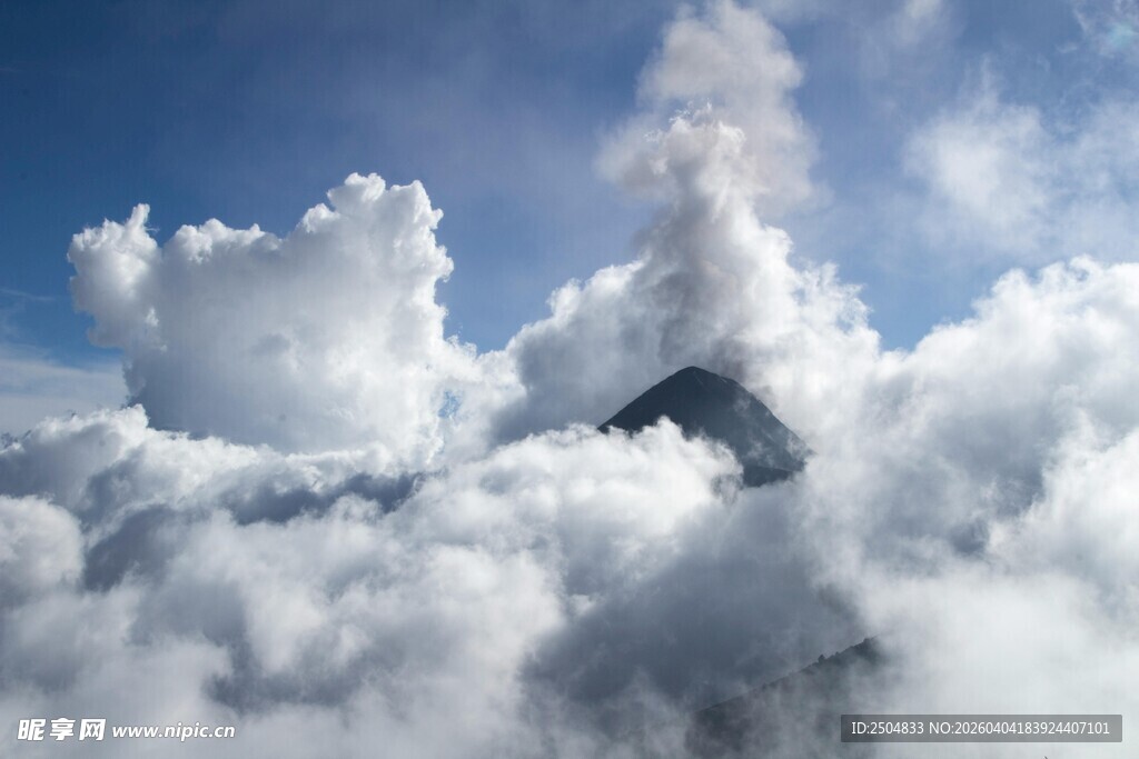 云海中的巍峨山峰
