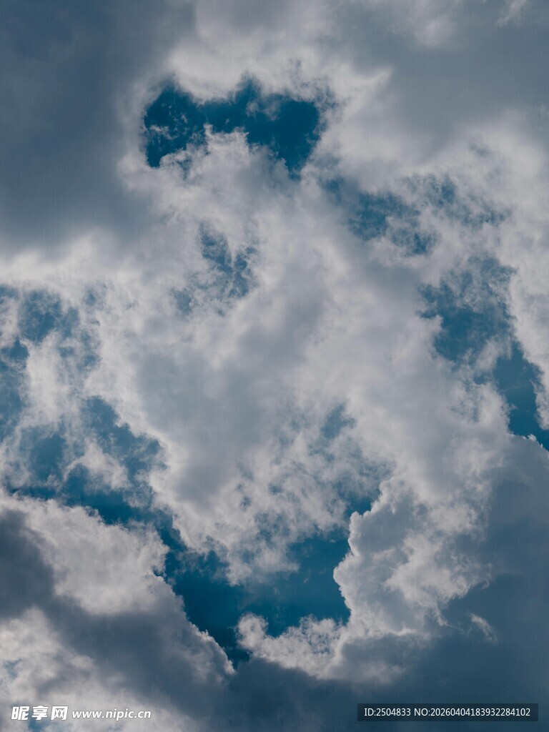 天空中形态各异的云朵