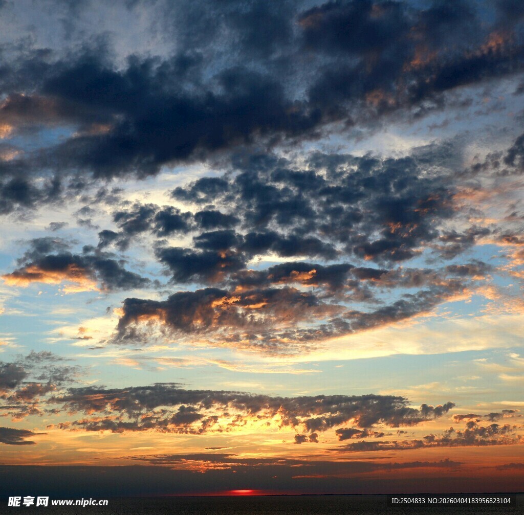 壮丽天空下的绚烂日落