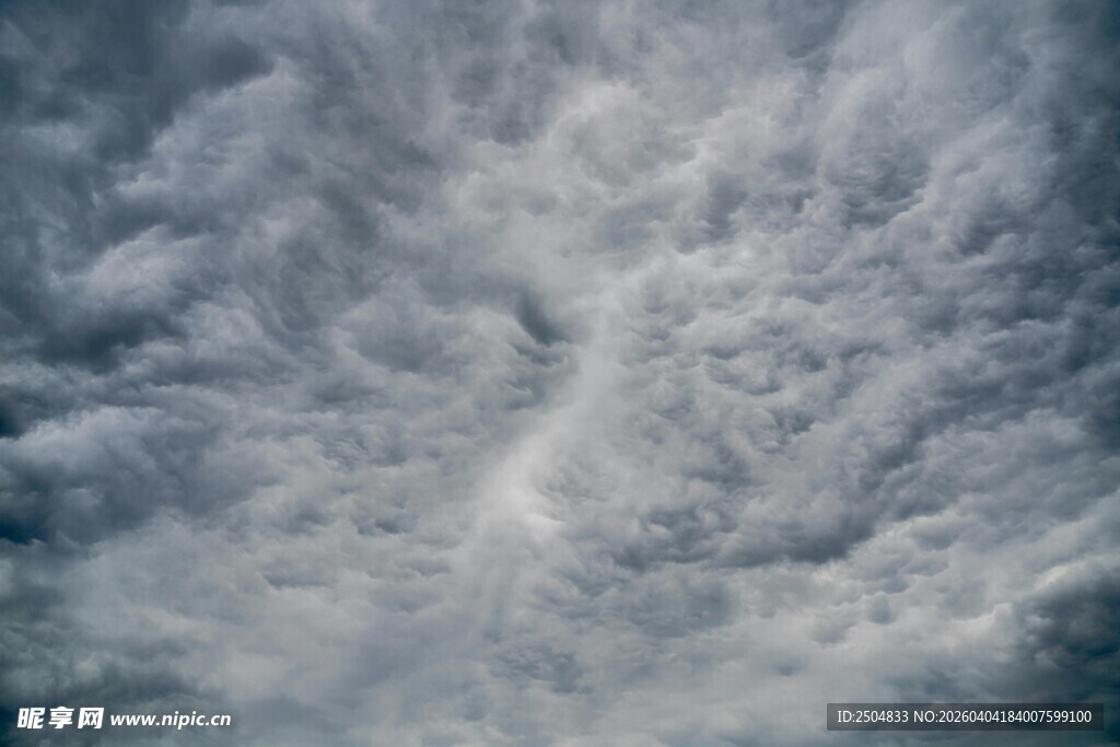 天空中 滚的厚重云层