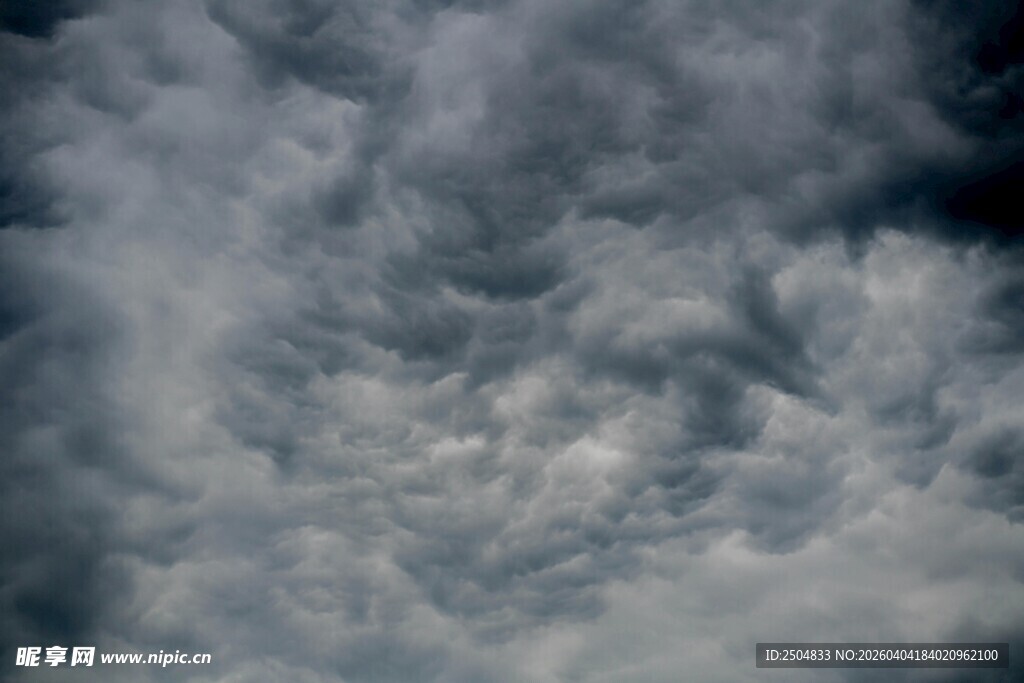 天空中 滚的灰色云层