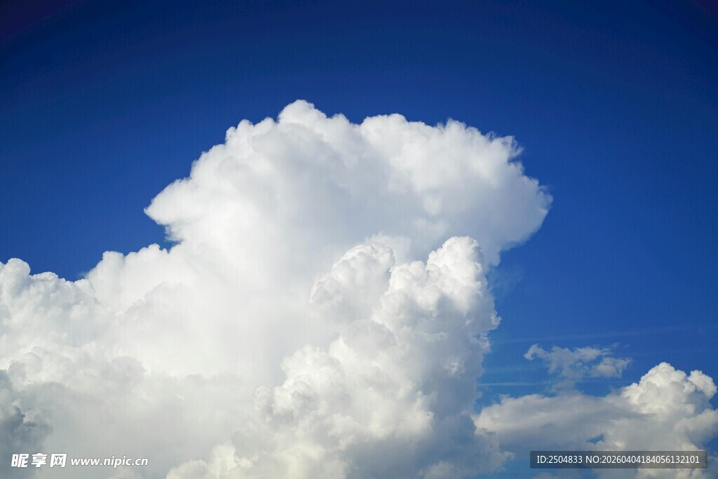 蓝天中的蓬松大朵白云