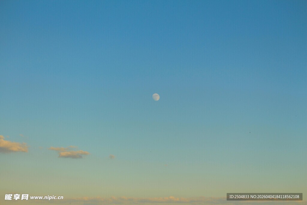 蓝天中的月亮与云朵