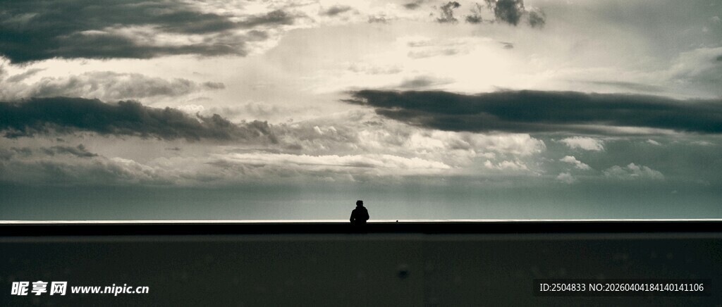 海边孤影 暮色下的静谧时刻