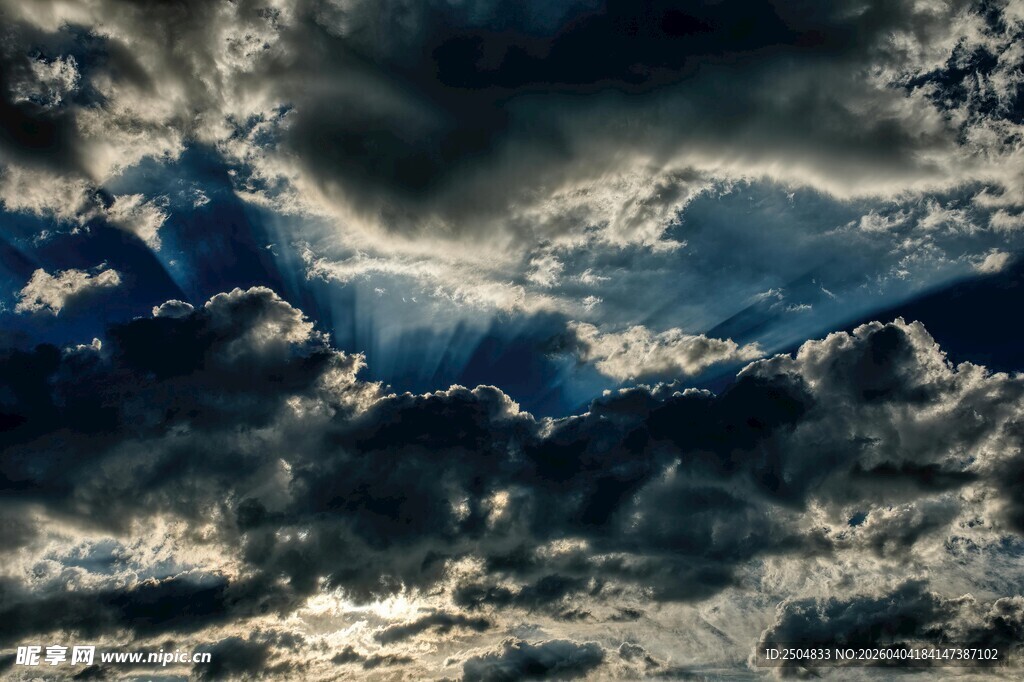 壮丽天空中的云层光影