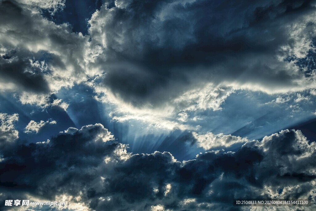 壮丽天空中的云层光影