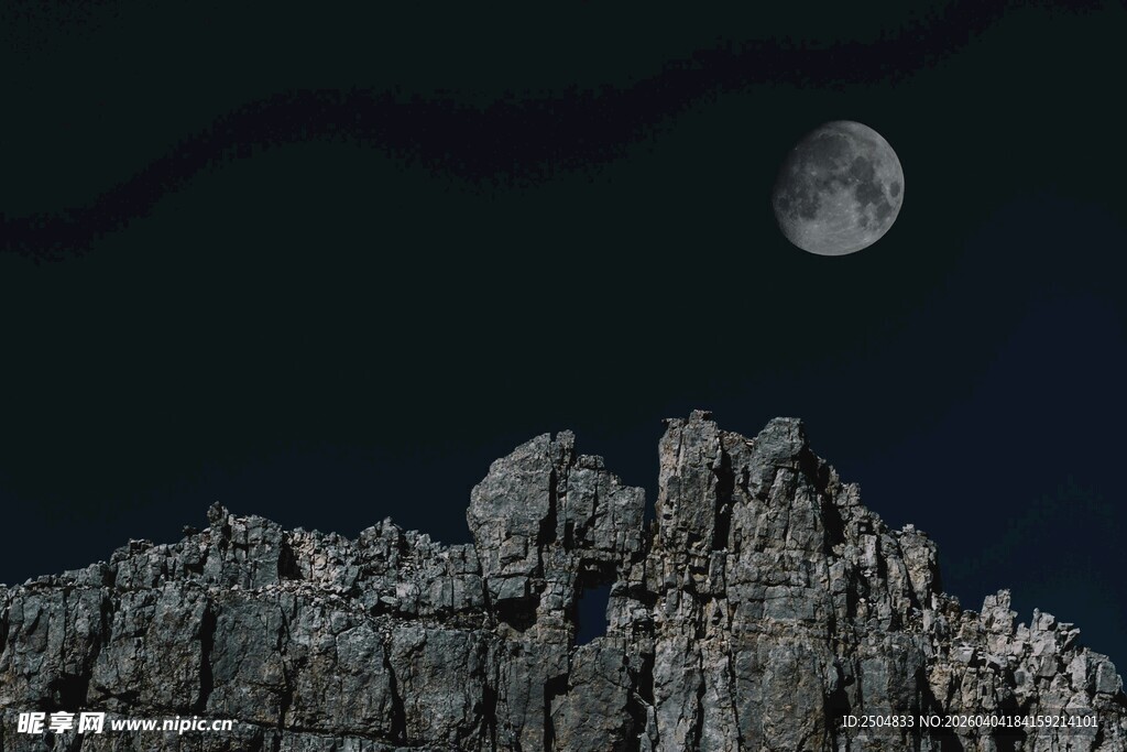 月夜下的嶙峋山峰