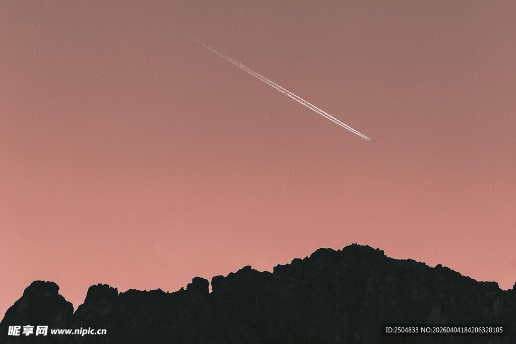 山间划过的美丽流星