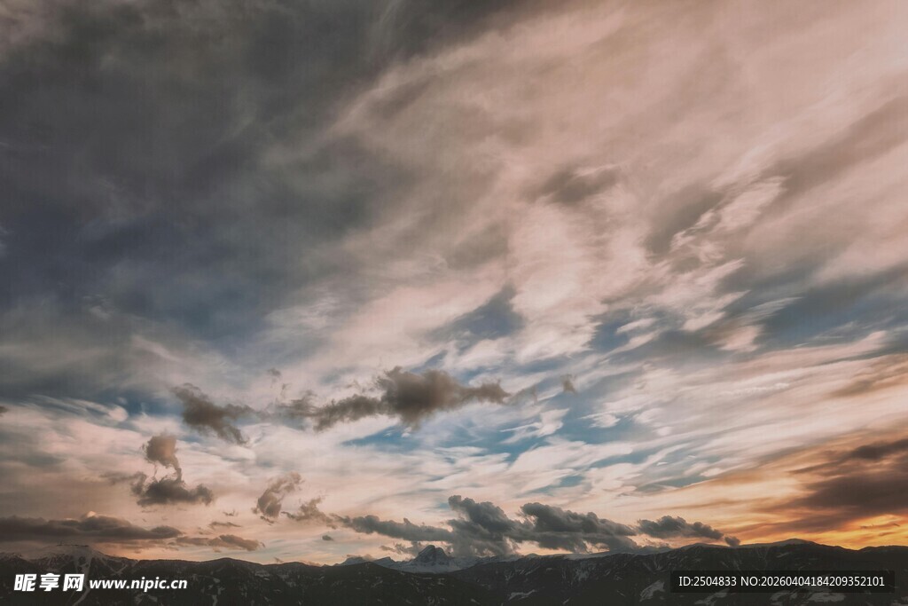 黄昏时分绚丽天空美景