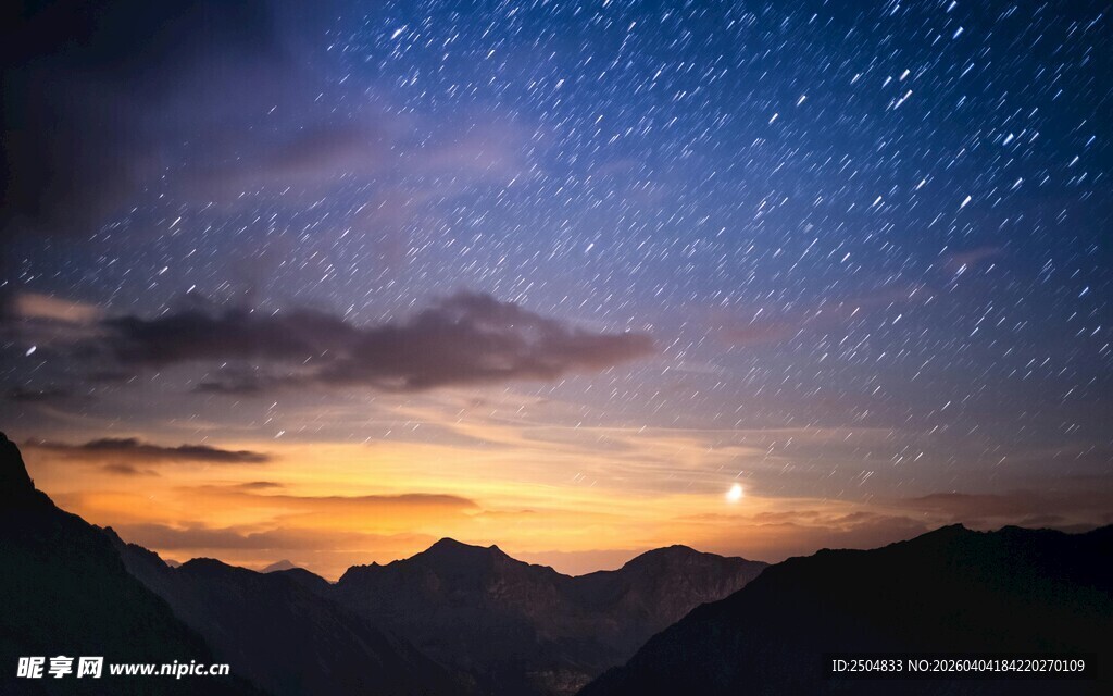 山间璀璨星空与绚丽晚霞