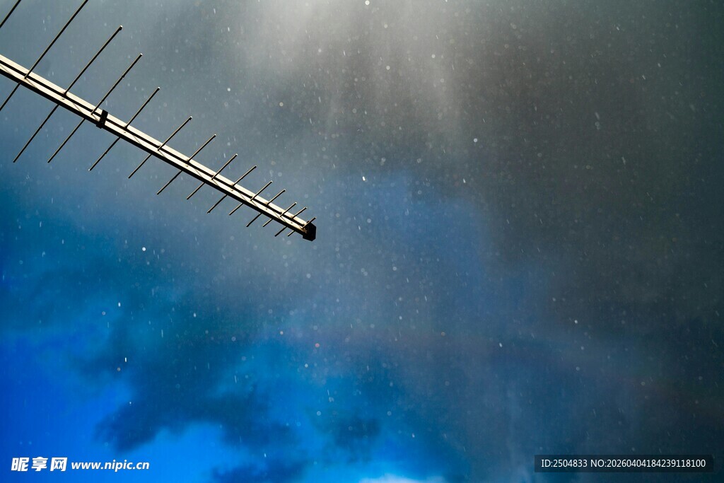 天空中的鱼骨天线