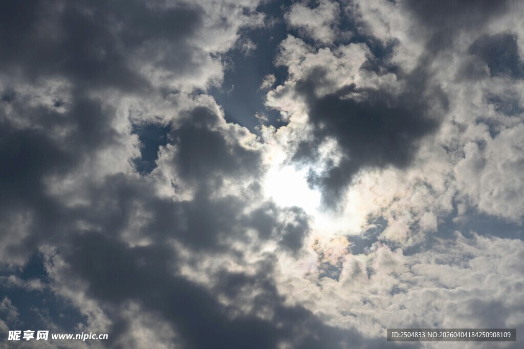 透过云层的耀眼阳光