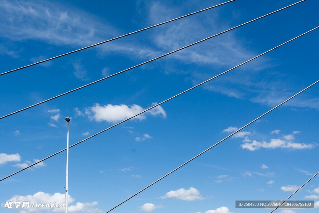 蓝天之下的电线与电杆