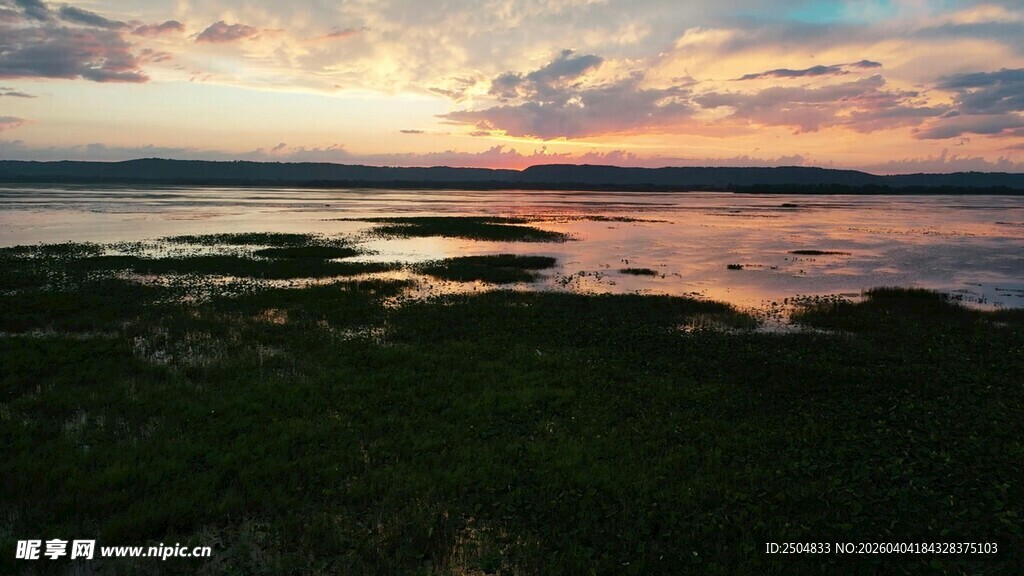 日落时分的宁静湖岸风光