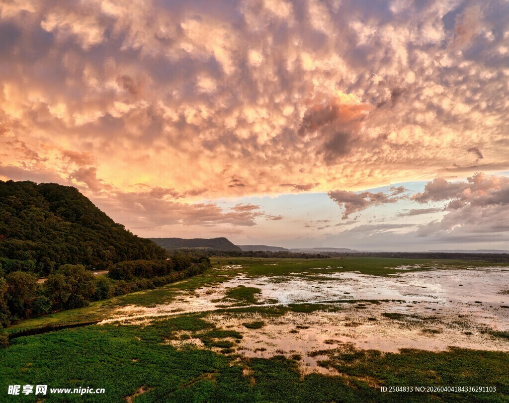 日落时分的草原湿地美景