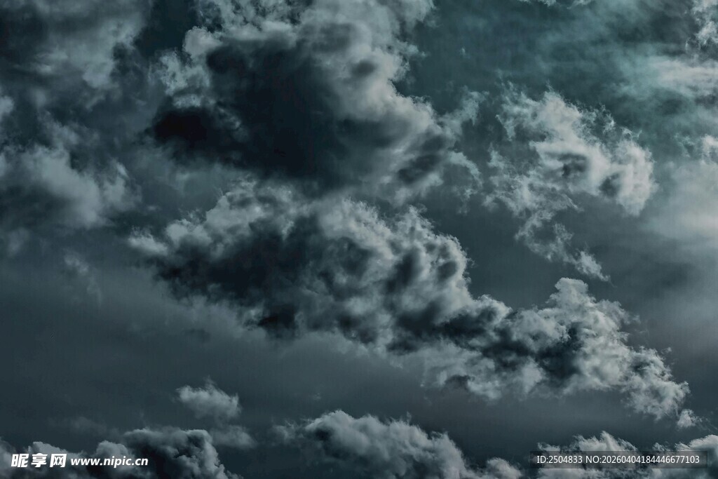  沉天空下的厚重云层