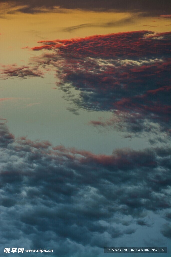壮丽云海中的绚烂霞光