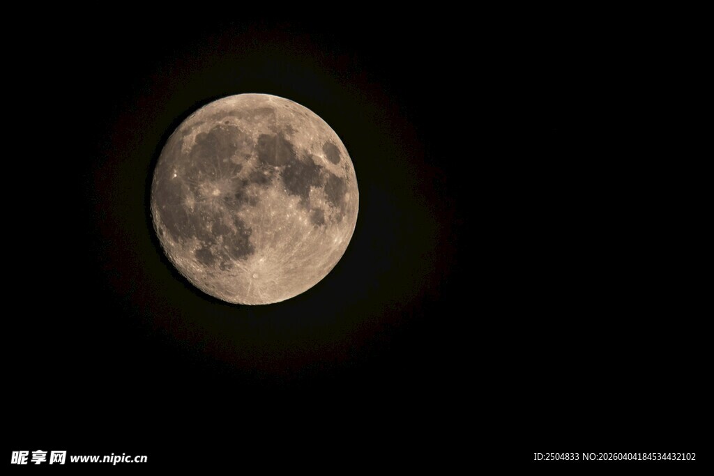 夜空中的明亮满月