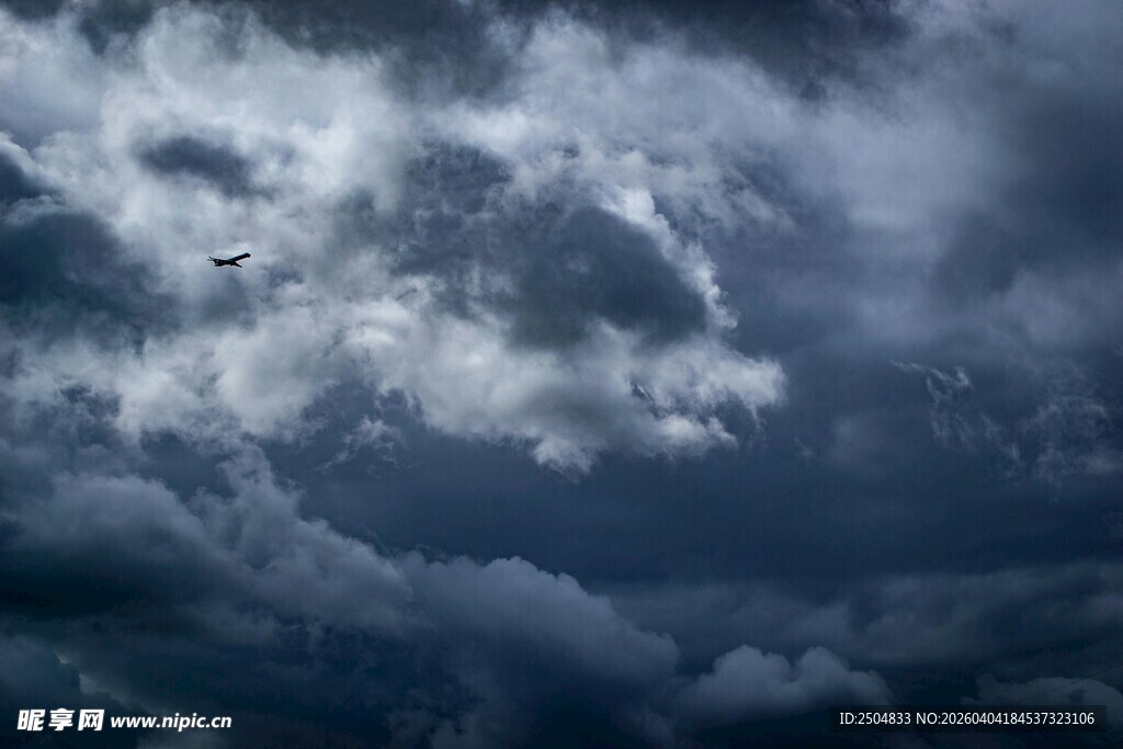 乌云密布的 沉天空