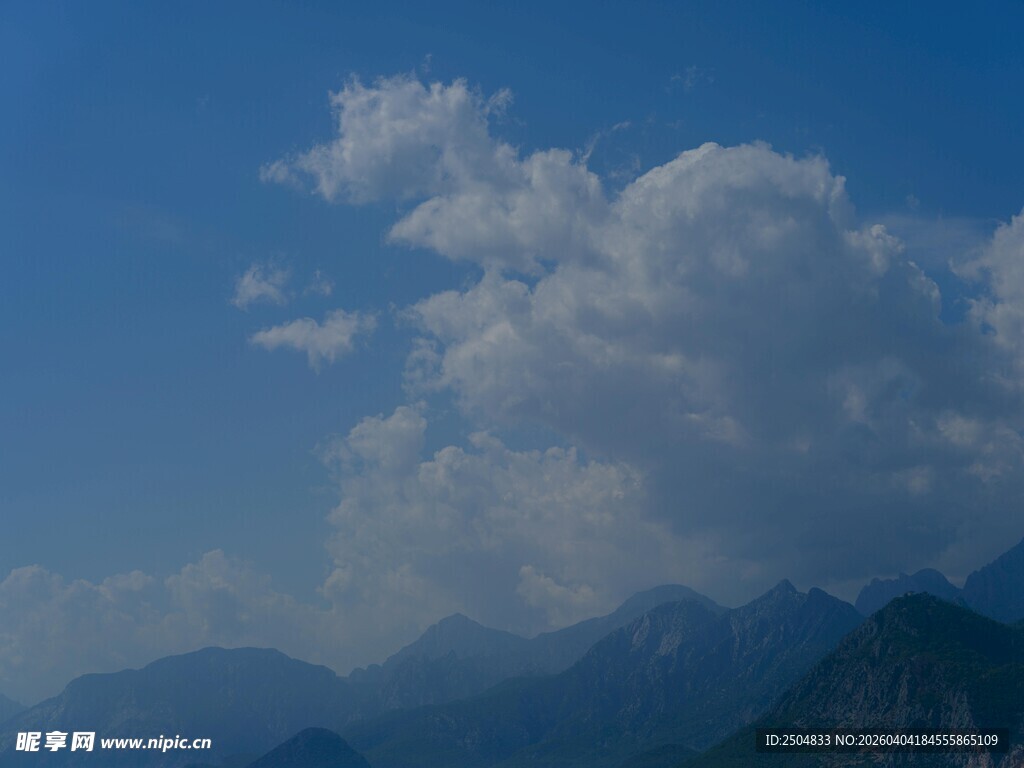 蓝天白云下的壮丽山峦