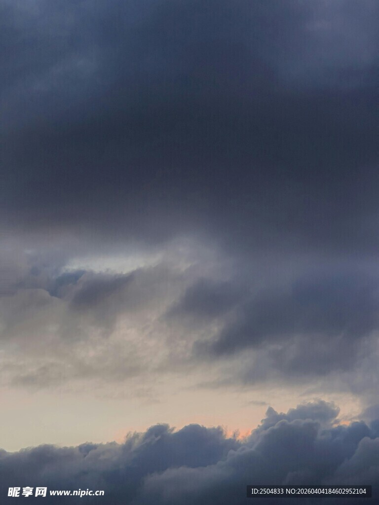  沉天空下的厚重云层