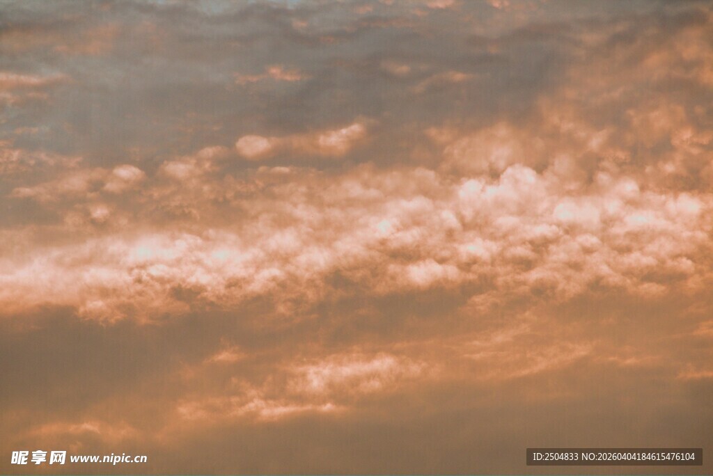 绚丽天空中的粉色云朵