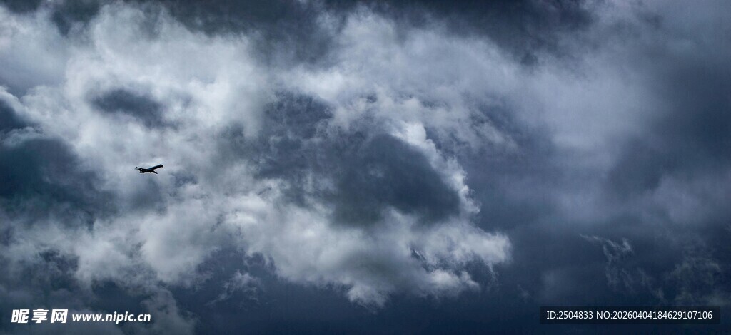 天空中的厚重云层