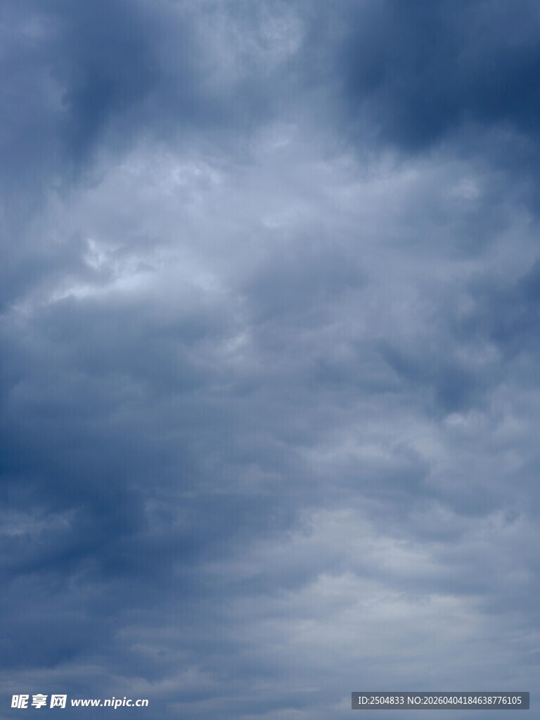 阴云密布的天空