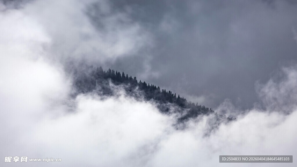 云雾缭绕的山峦
