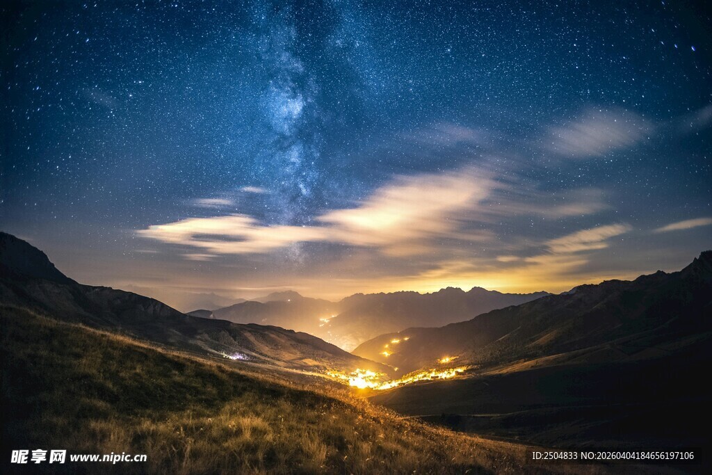 山间璀璨星空与远方灯火