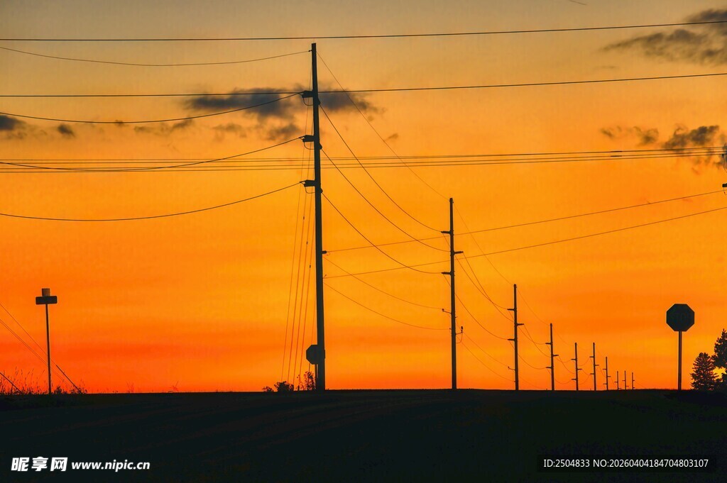 夕阳下的电线杆剪影