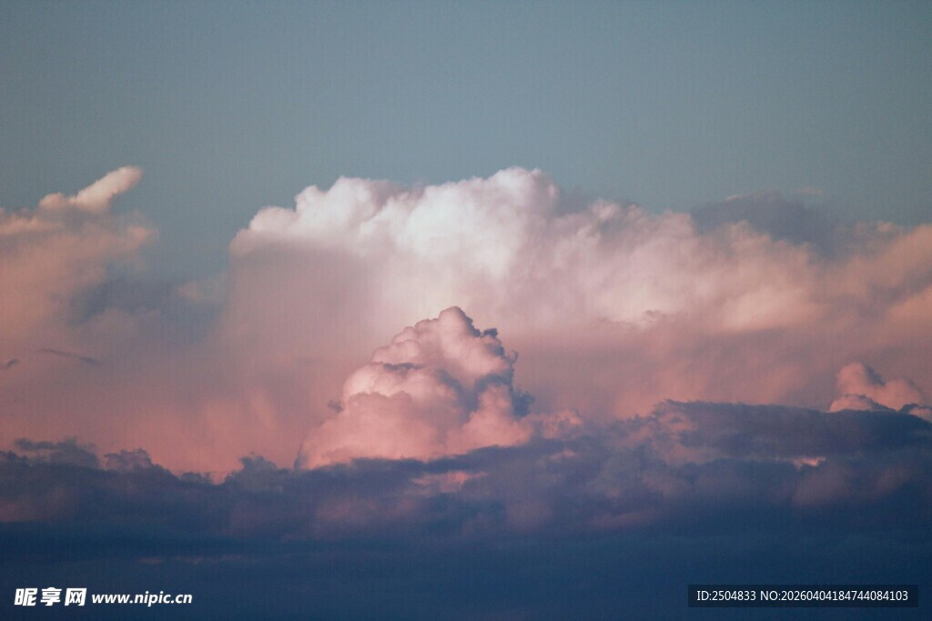 壮丽天空中的梦幻云彩